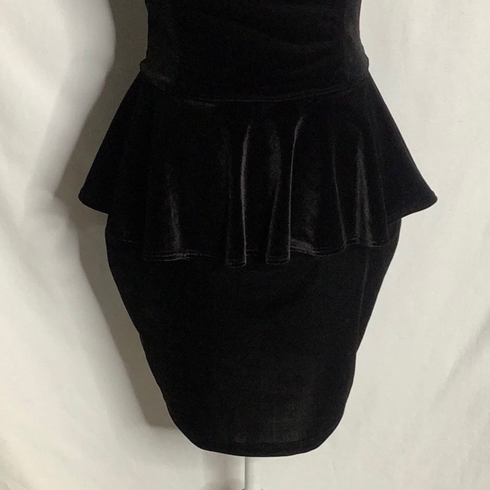Elegant Black Velvet Peplum Off Shoulder Dress Size M Whimsigoth Vintage - Picture 4 of 16